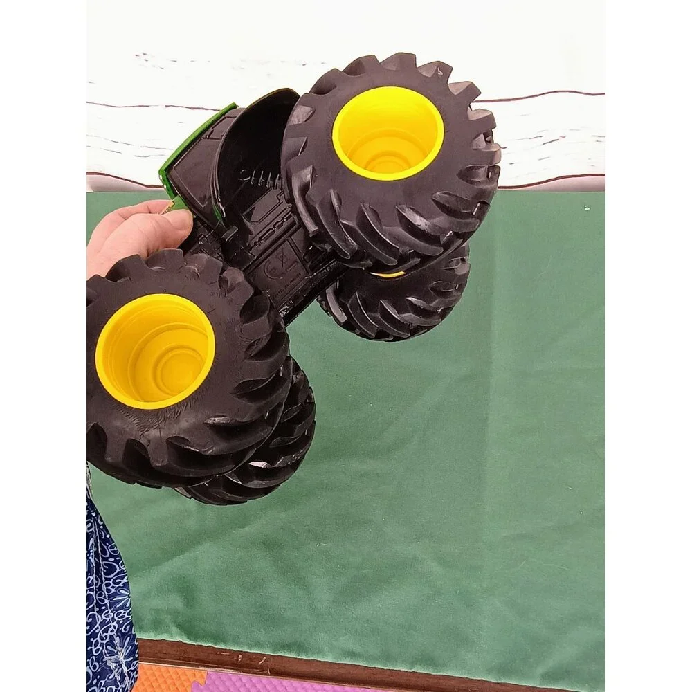 John‎ Deere Tractor Monster Treads With Lights and Sounds